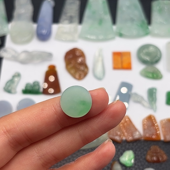 翡翠未镶嵌颈饰圆牌