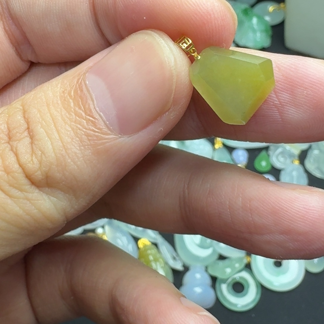 翡翠18K金镶嵌颈饰小切割