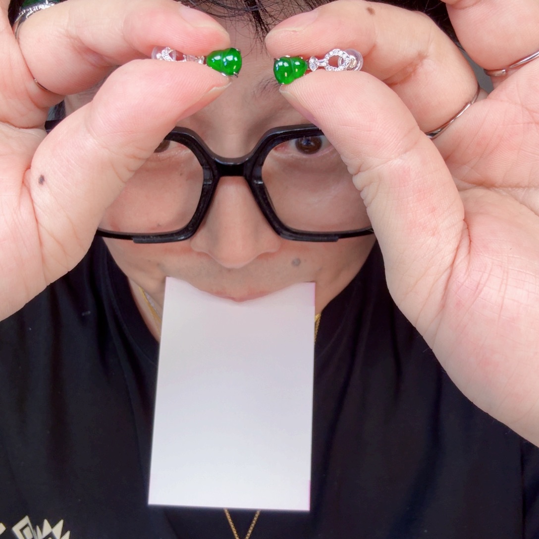 翡翠未镶嵌颈饰一对