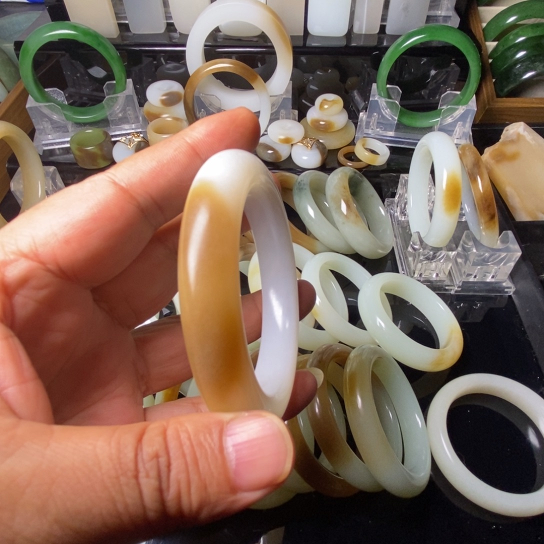 林***二和田玉（糖玉）未镶嵌手镯有几个小棉点