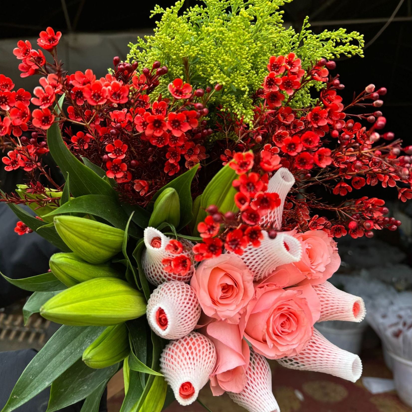 【花仙子鲜花甄选】粉玫瑰+香水百合+腊梅+尤加利叶+鲜花营养液