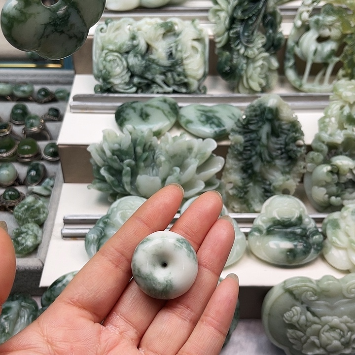 蛇纹石玉颈饰未镶嵌