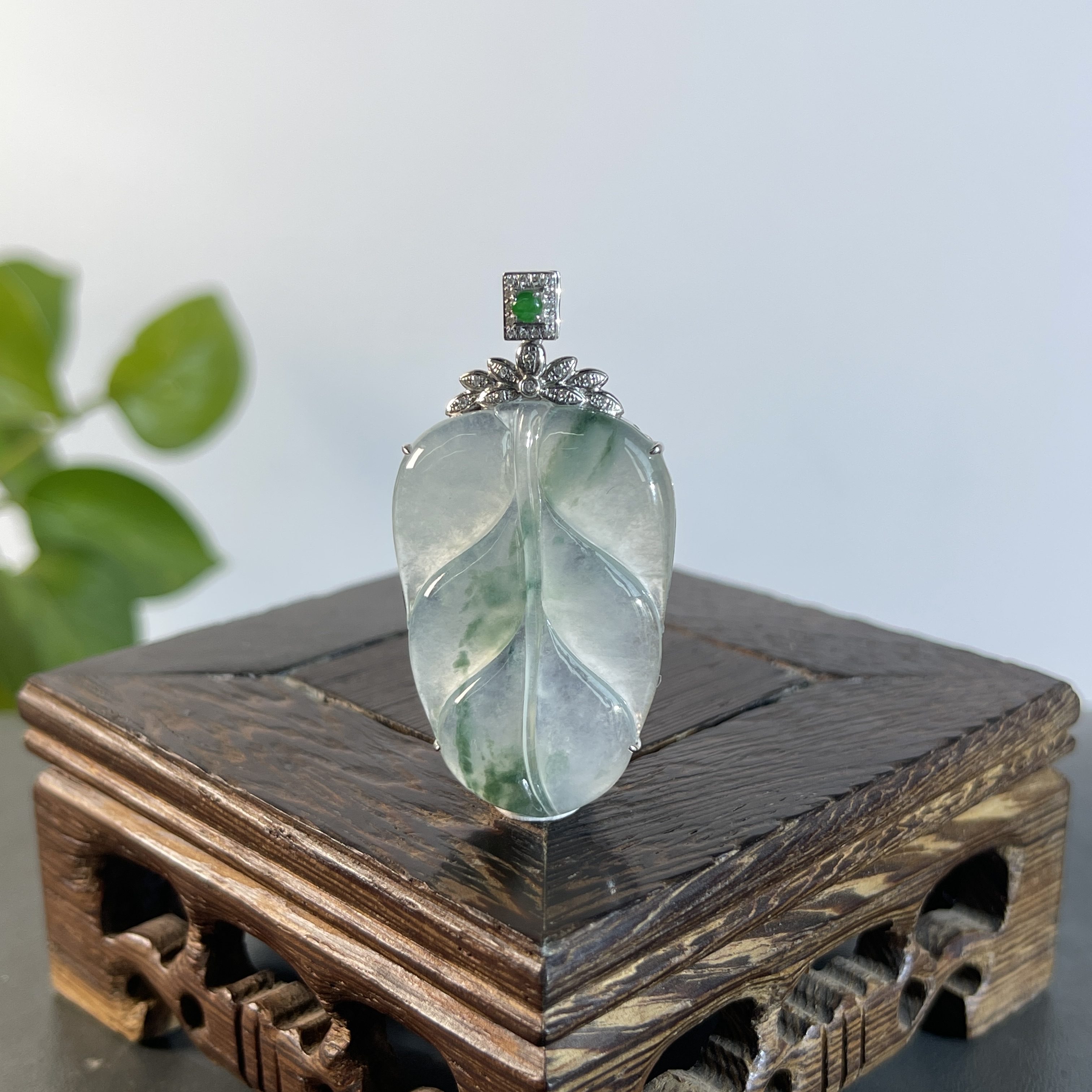 JSW04-143 天然缅甸A货翡翠  18K含钻镶嵌金枝玉叶