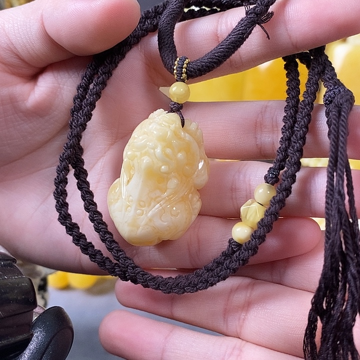 琥珀未镶嵌裸石貔貅