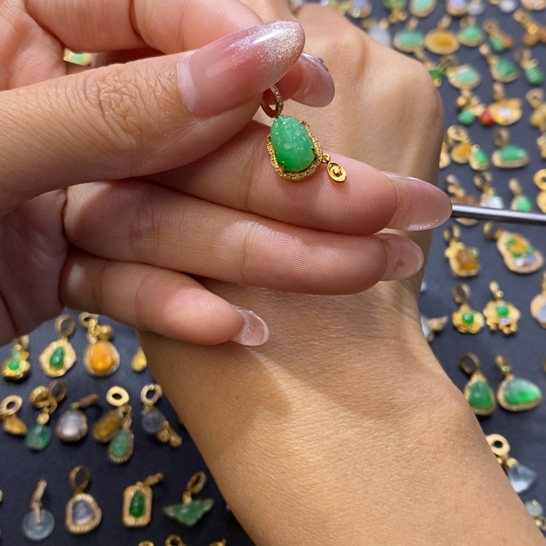 茉***y翡翠18K金镶嵌颈饰