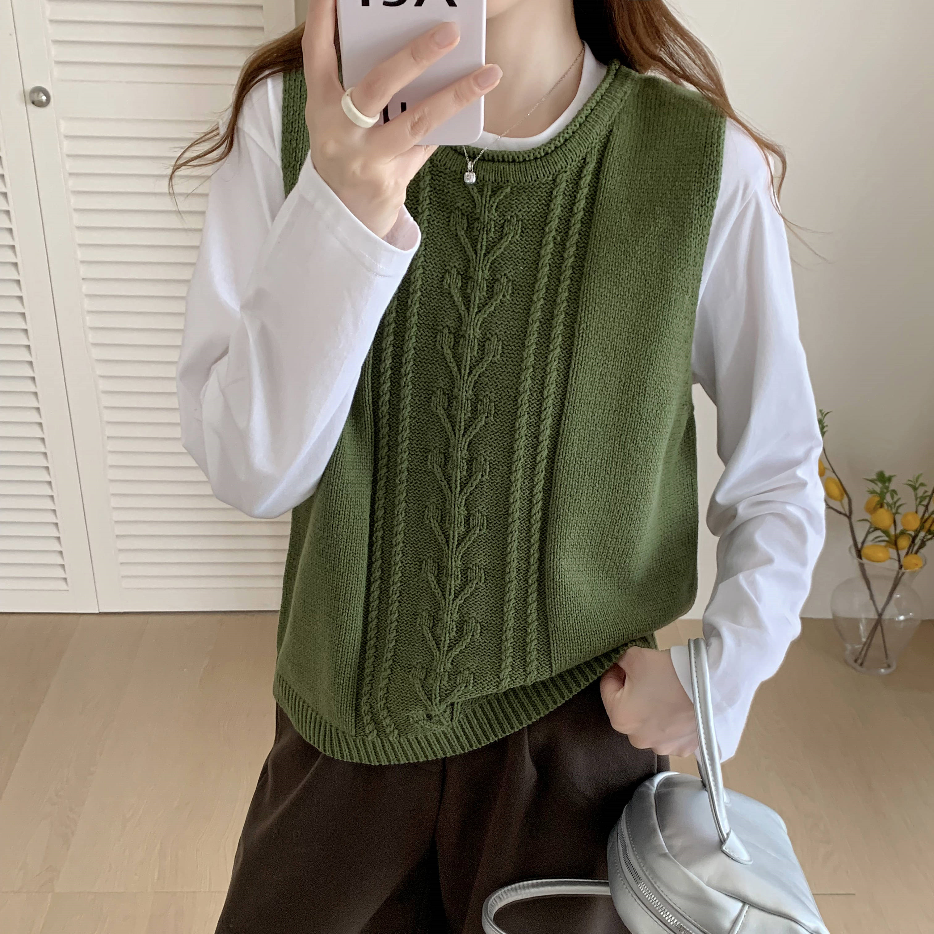 2025年秋季新款韩版绿色圆领针织马甲女百搭显瘦叠穿背心毛衣坎肩