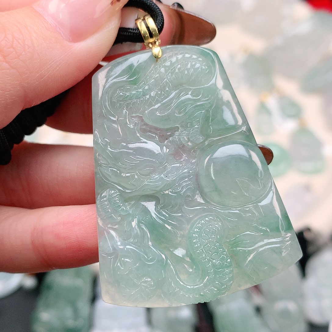 翡翠颈饰18K金镶嵌飘绿大龙牌55、47.6、37、4.5