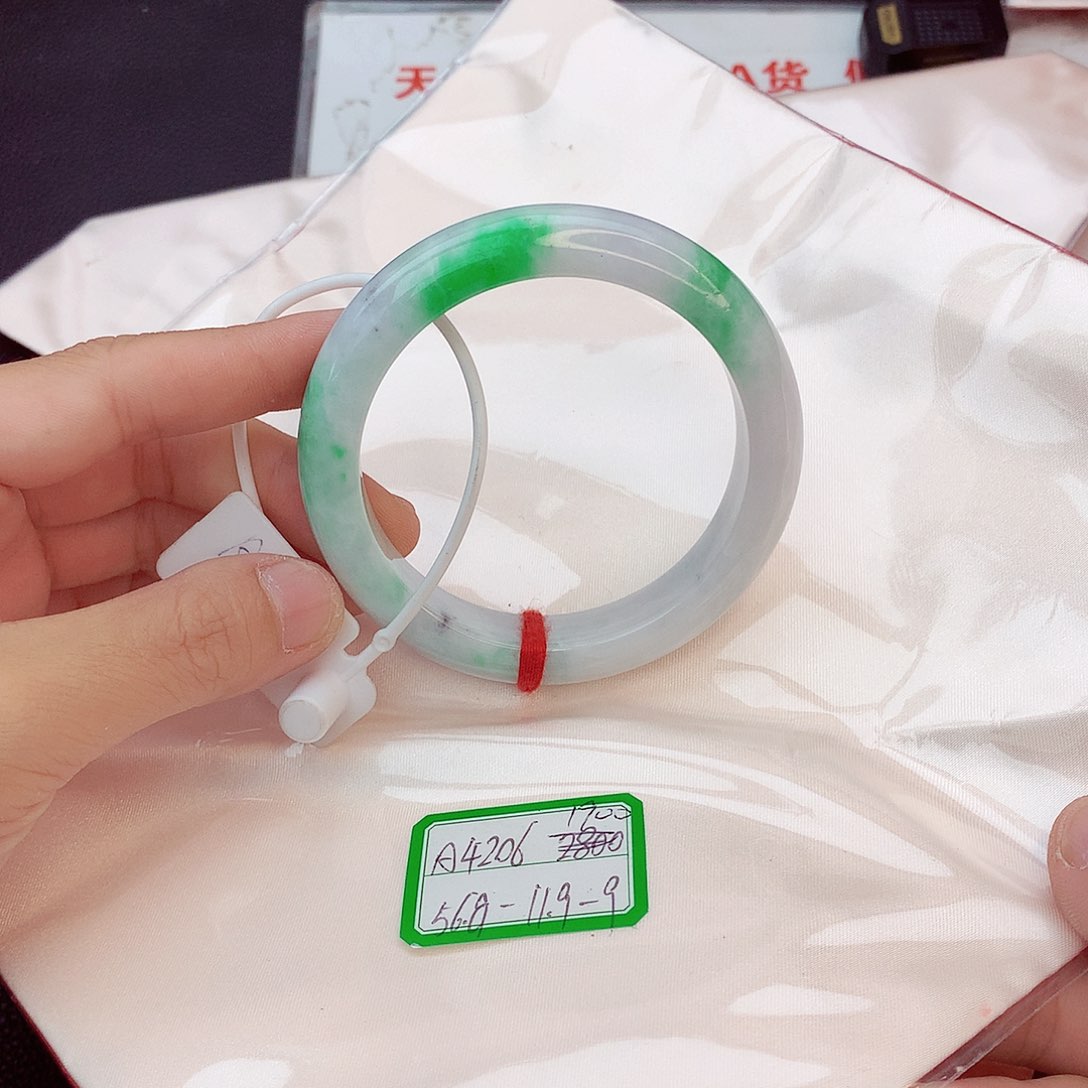 翡翠手镯未镶嵌翡翠