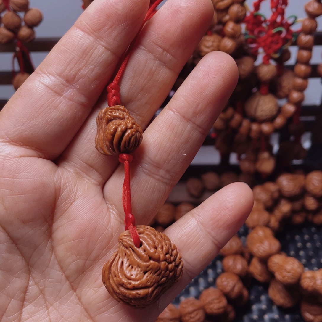 木质类龙纹桃枭挂件