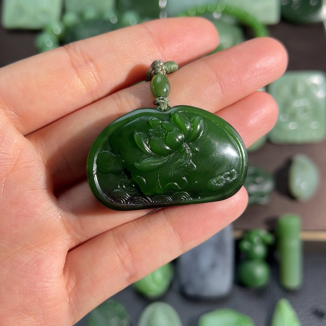 和田玉挂件未镶嵌菠菜绿红皮定制
