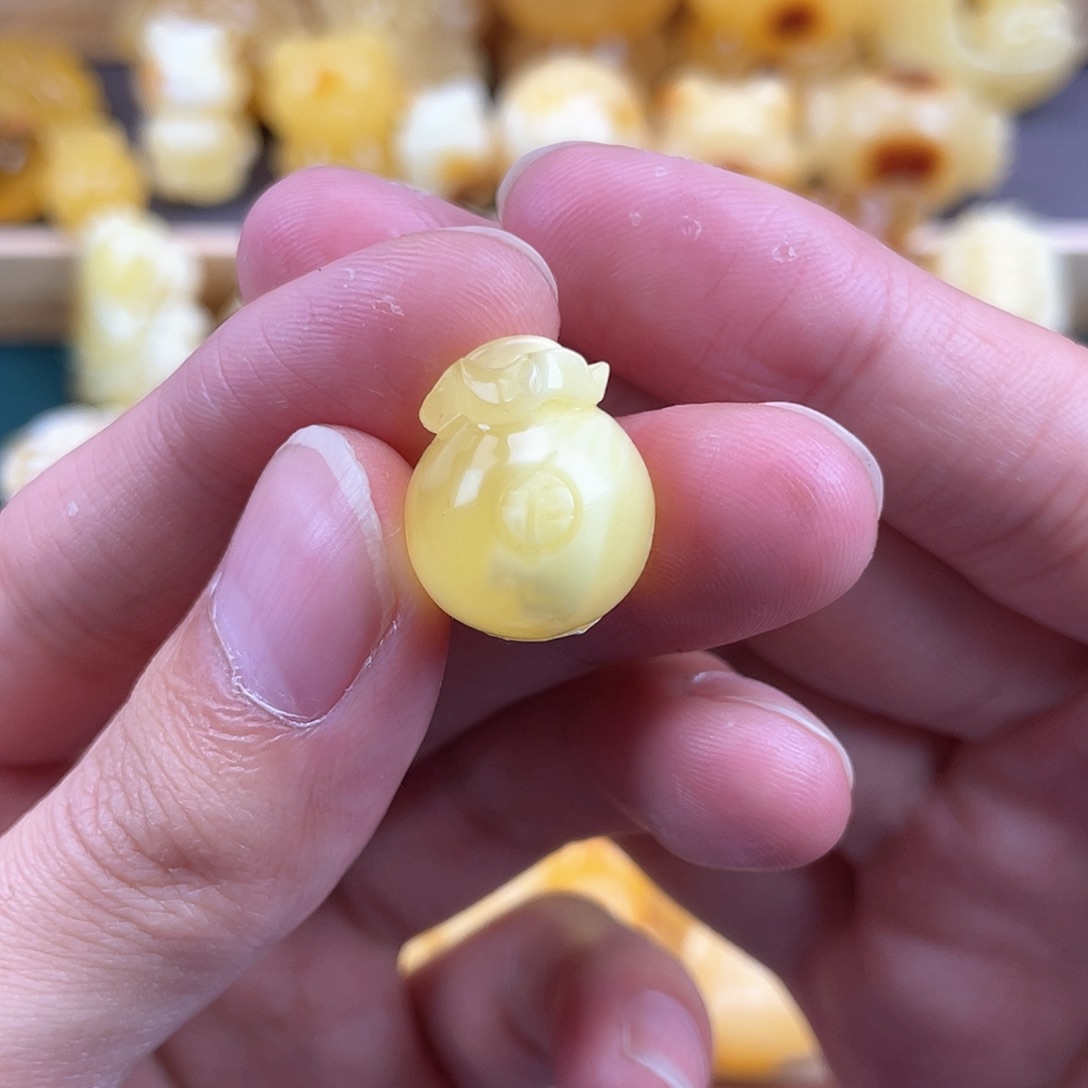 琥珀裸石未镶嵌蜜蜡