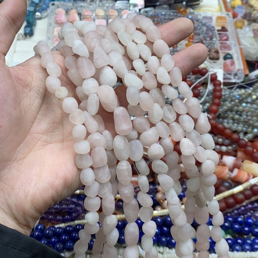 玛瑙/玉髓未镶嵌珠宝半成品一条天然磨沙粉晶不规则随行