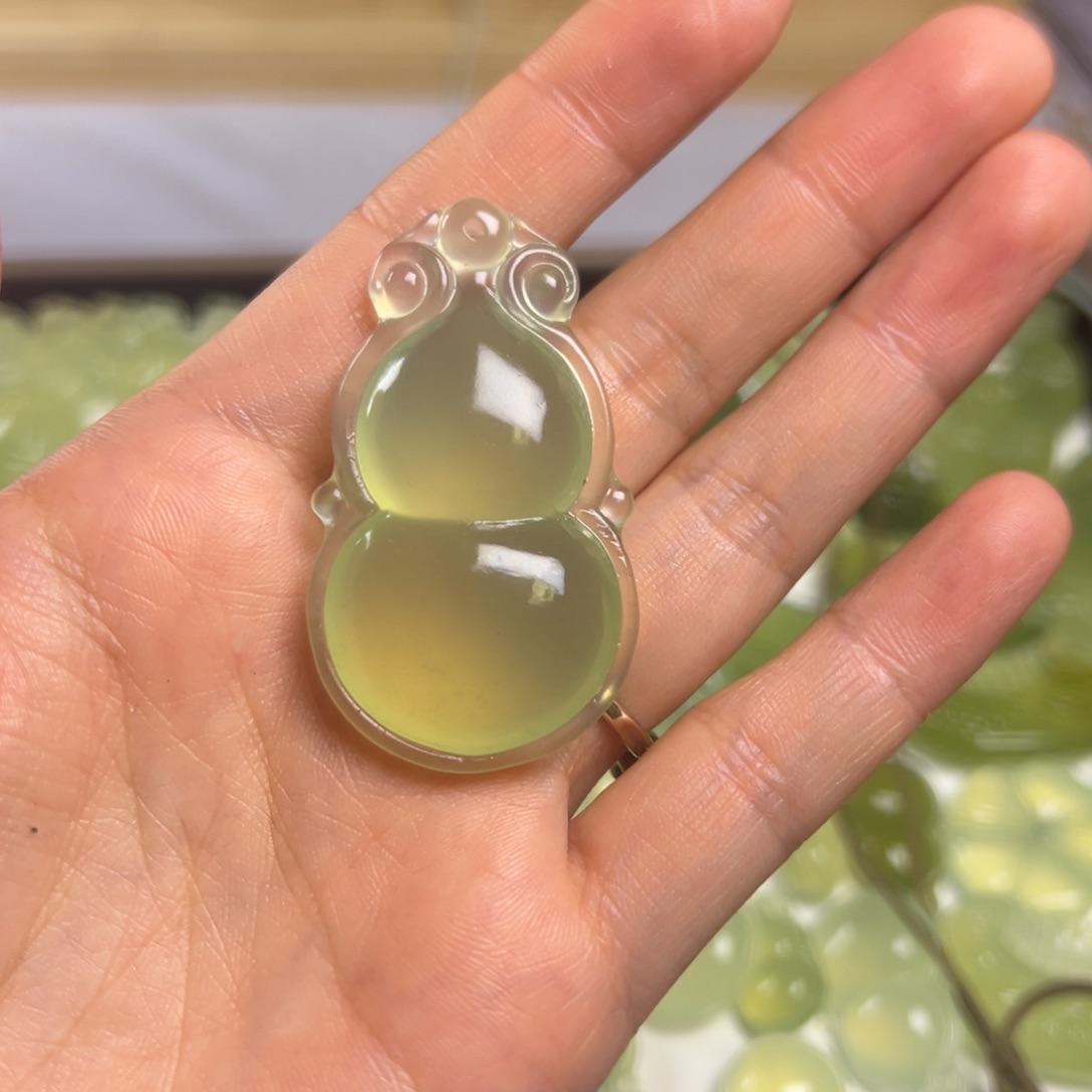 满***陈蛇纹石玉未镶嵌颈饰