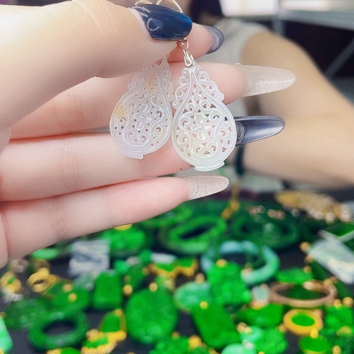 颈饰未镶嵌翡翠多样性
