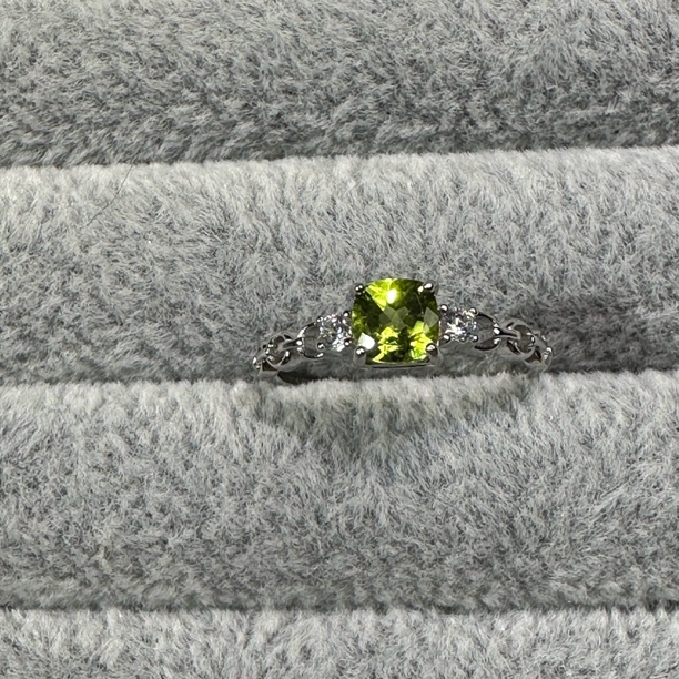 天然橄榄石S925银镶嵌4*6规格时尚经典精致银戒方形色彩浓郁