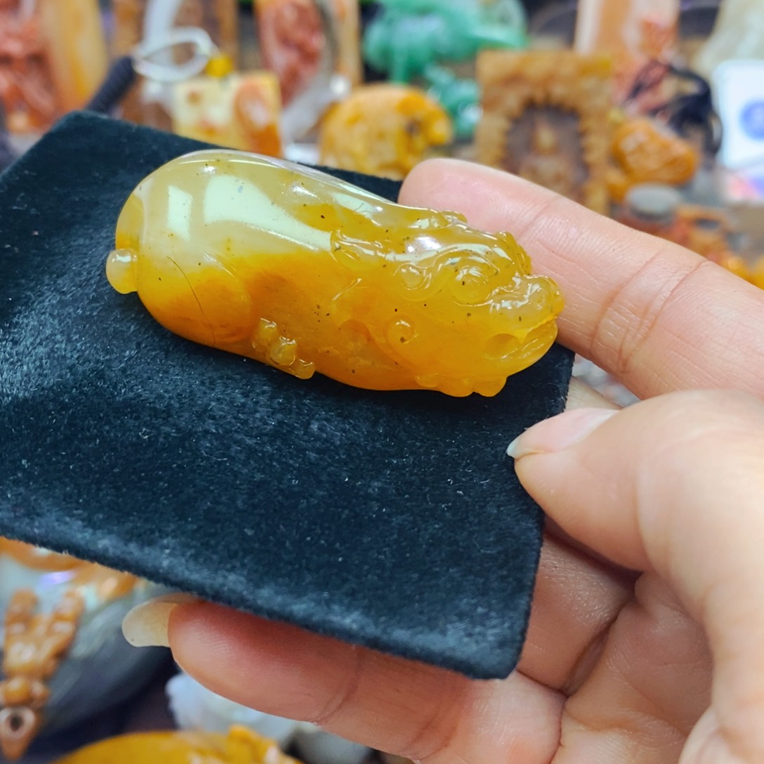 未镶嵌石英质玉（黄龙玉）颈饰