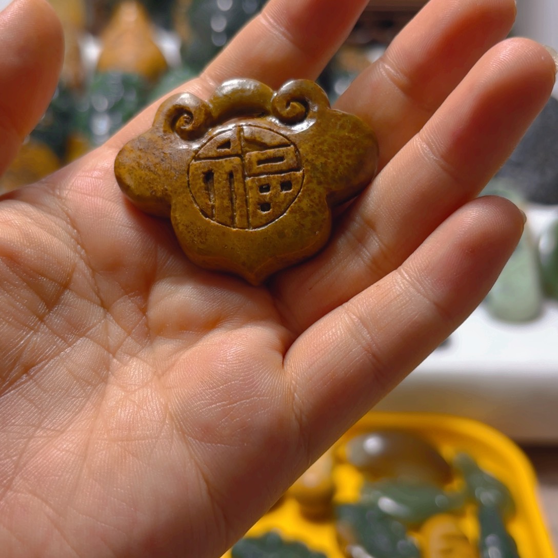 岫岩河磨玉（透闪石质玉）挂件未镶嵌