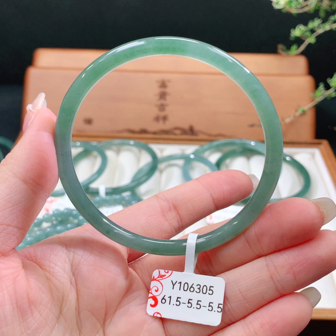 翡翠手镯未镶嵌天然