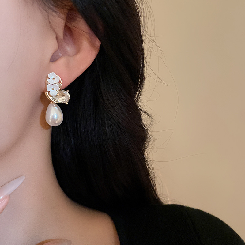 铜合金耳饰 【8384】蝴蝶简约耳环轻奢高级感耳钉法式复古时尚耳饰