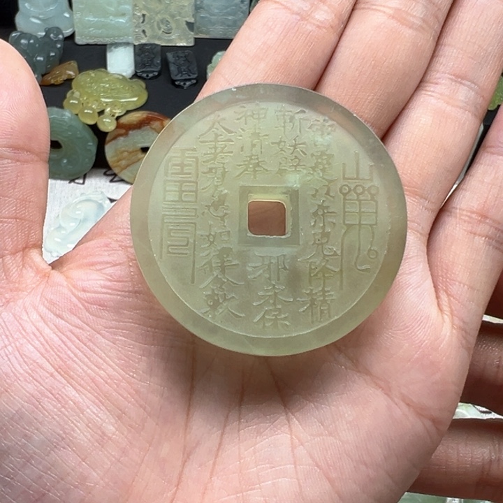 蛇纹石玉颈饰未镶嵌白**?