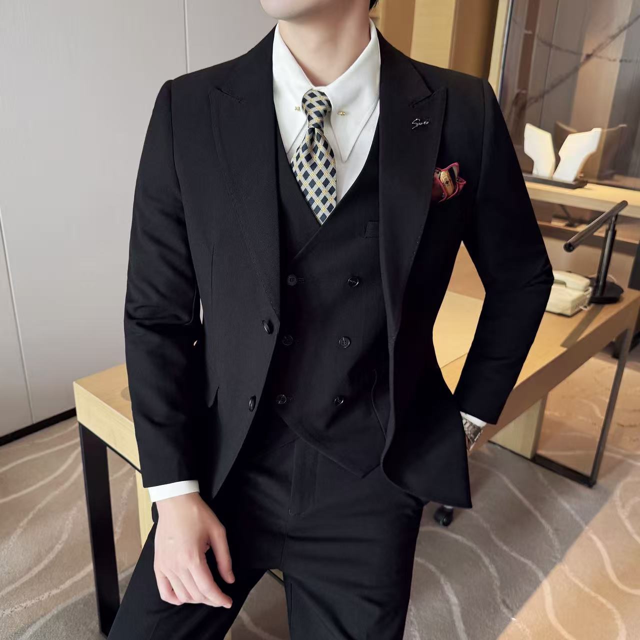 婚礼西服套装男修身结婚西装商务休闲男士帅气西服三件套戗驳领