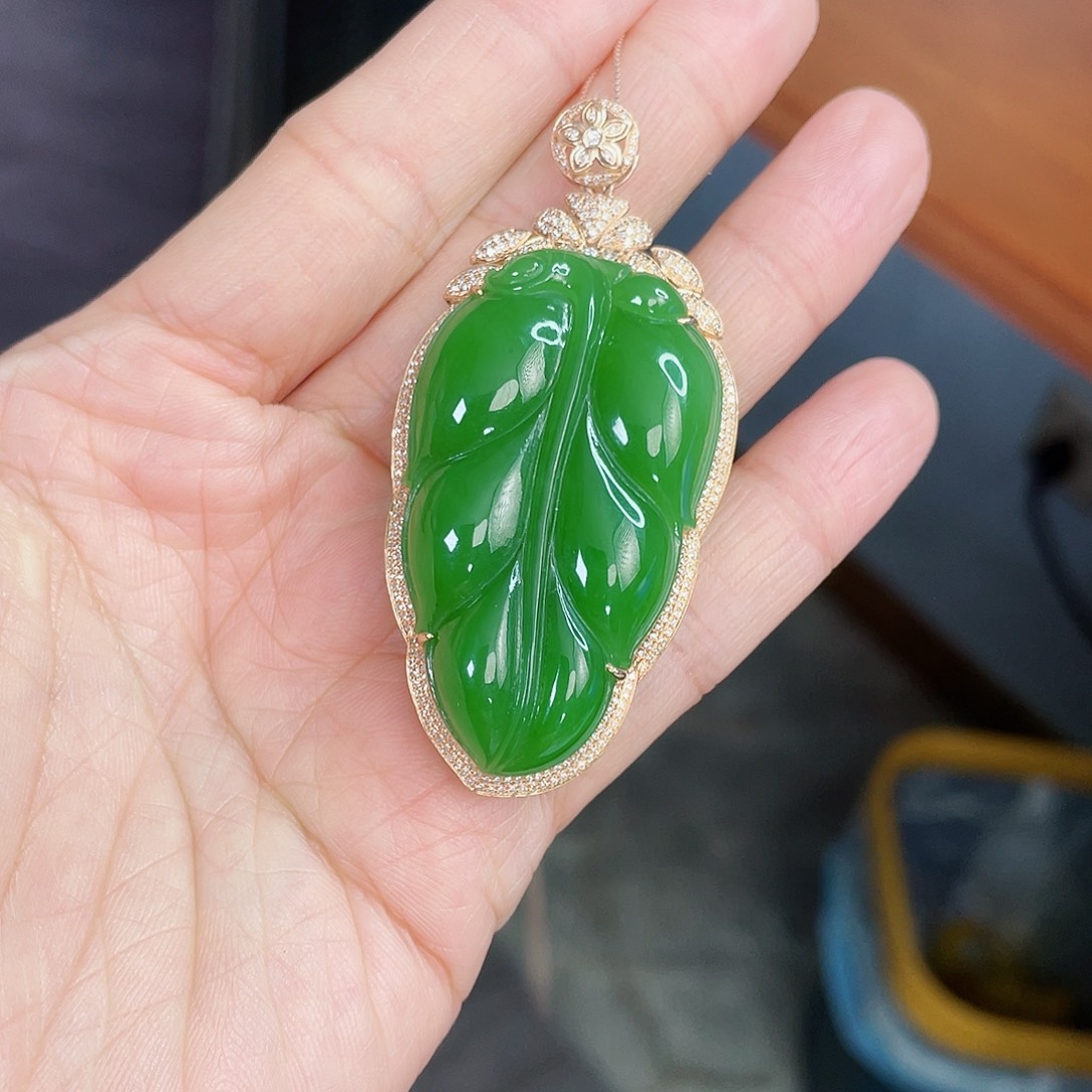 和田玉（碧玉）颈饰18K金镶嵌静*叶子吊坠