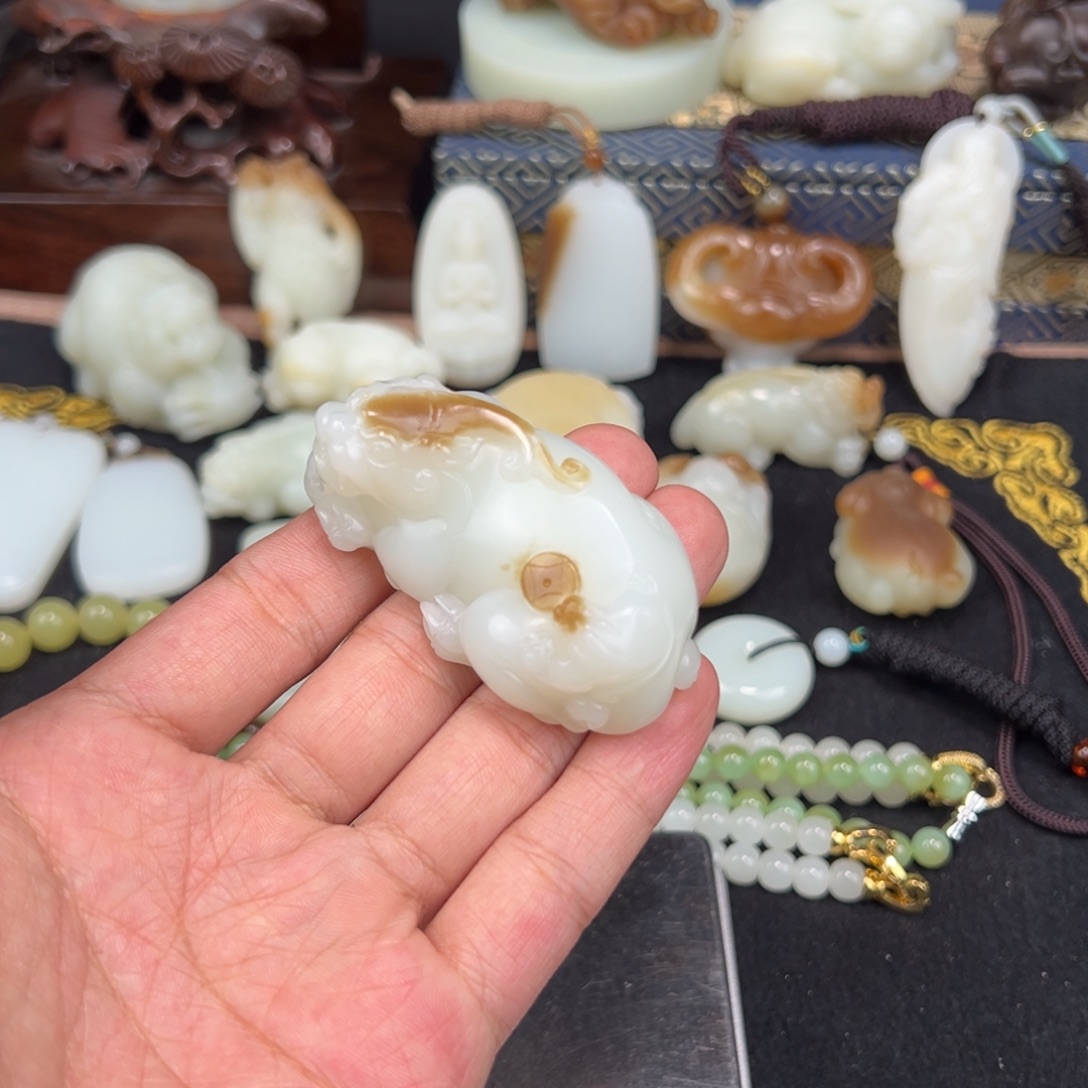 糊***面和田玉未镶嵌颈饰