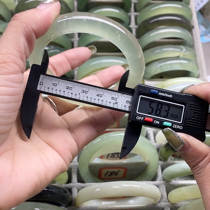 蛇纹石玉未镶嵌手镯188