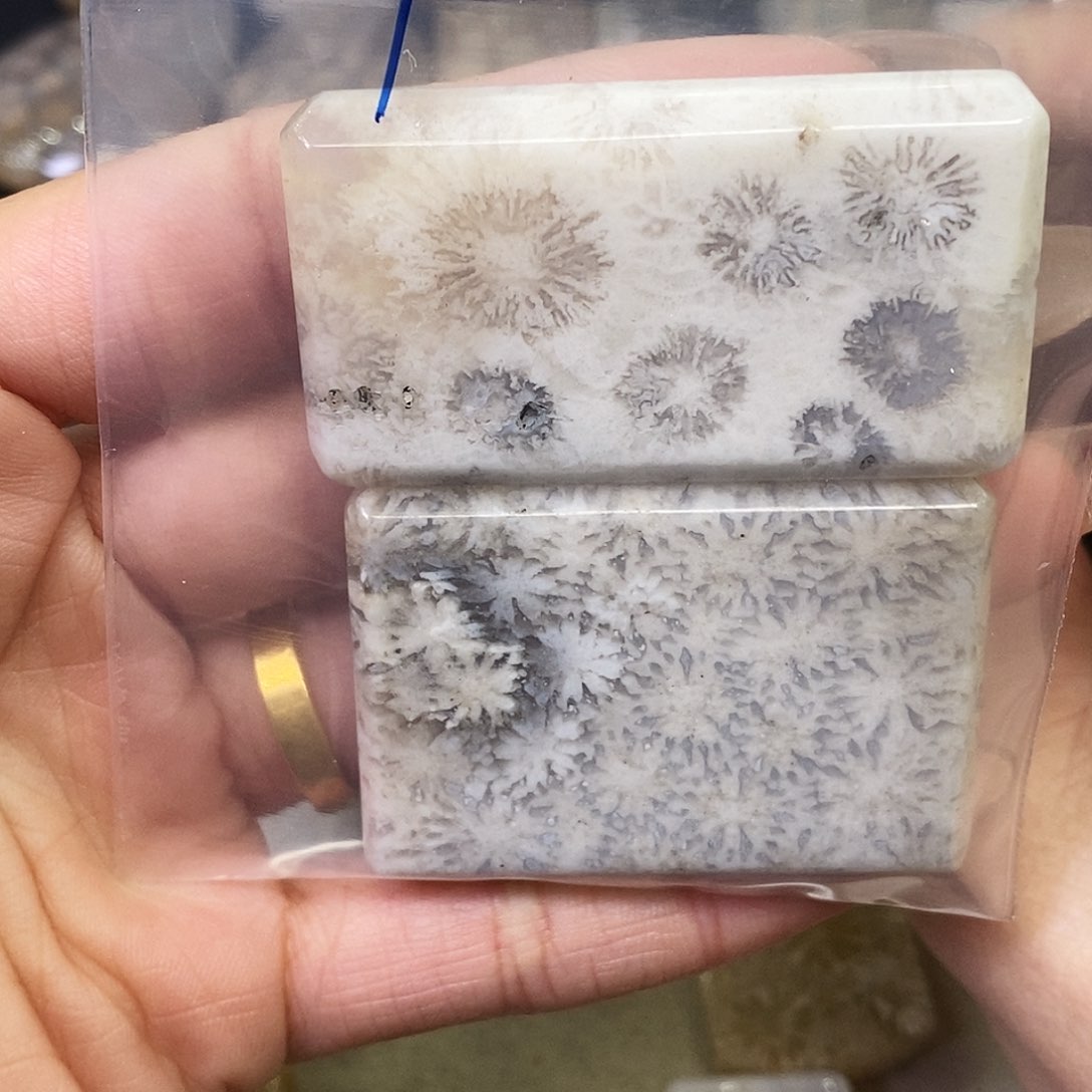 硅化玉颈饰合金郑**?