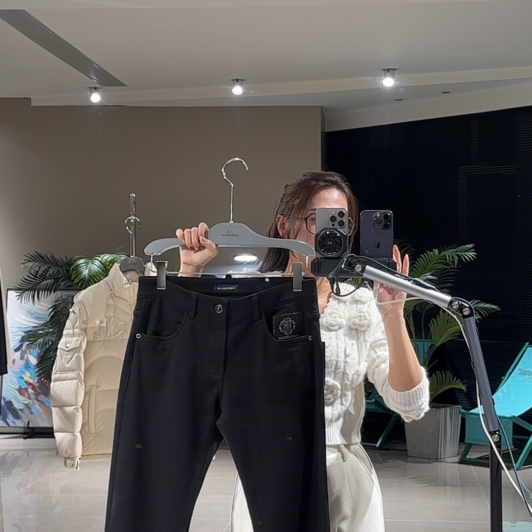 六***哥08835，32尺码的黑色的