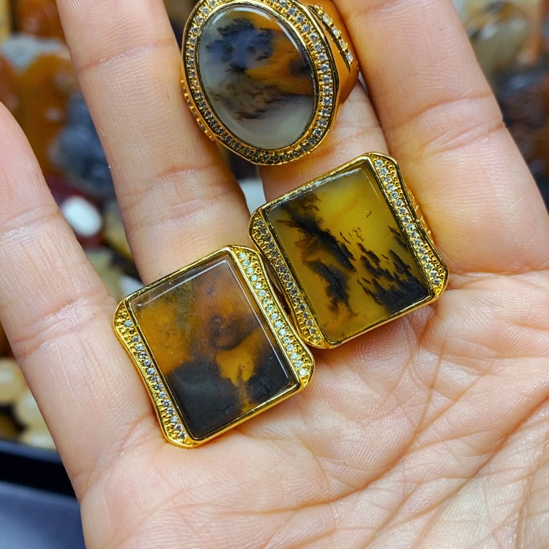 石英质玉（黄龙玉）颈饰未镶嵌