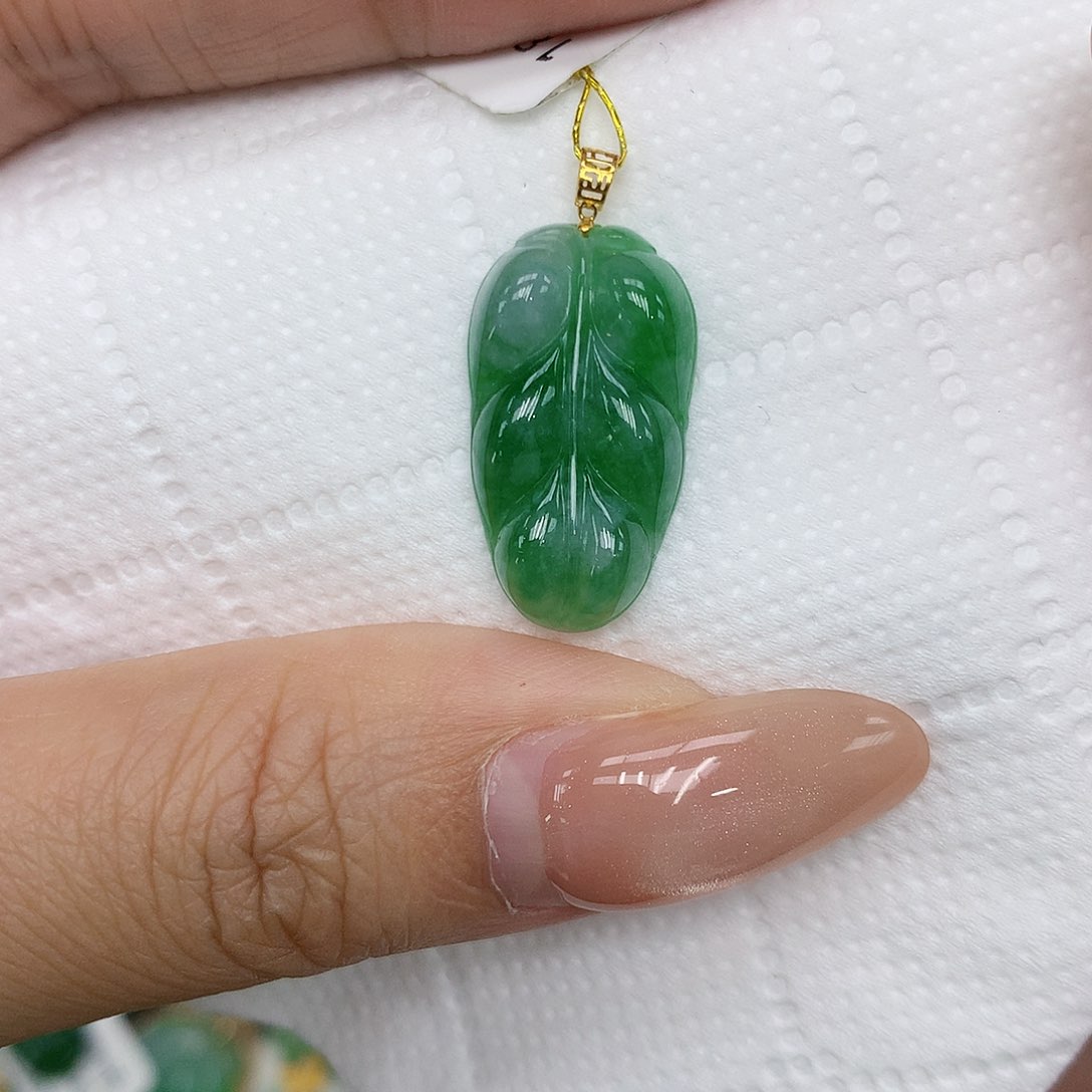 颈饰18K金镶嵌翡翠