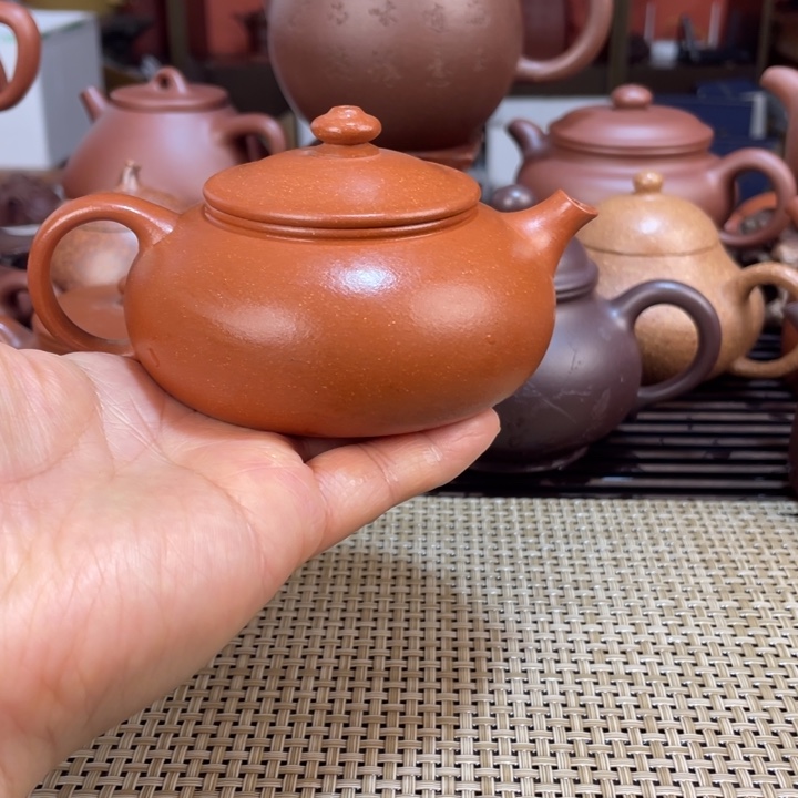 紫砂茶壶将破泥手工制作