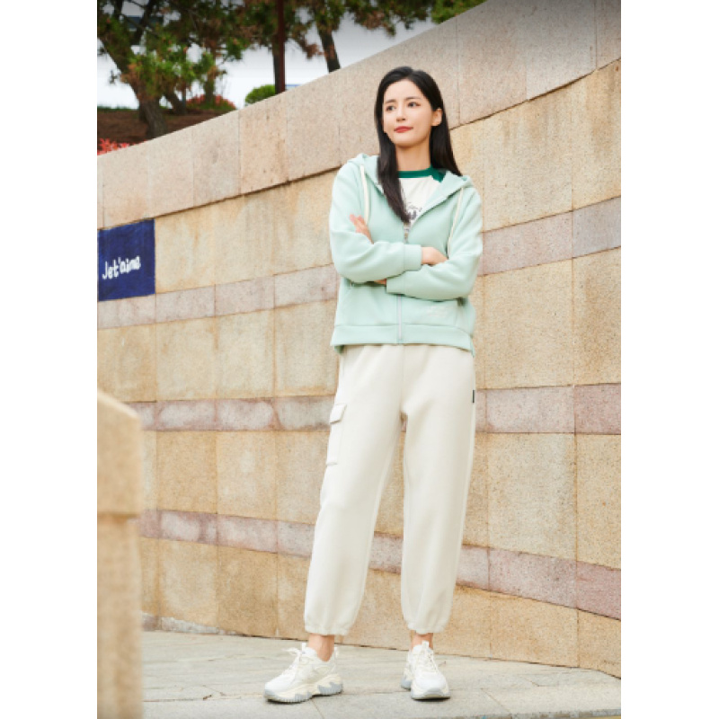 2001WYW243 轻运动女士暖心棉连帽外套