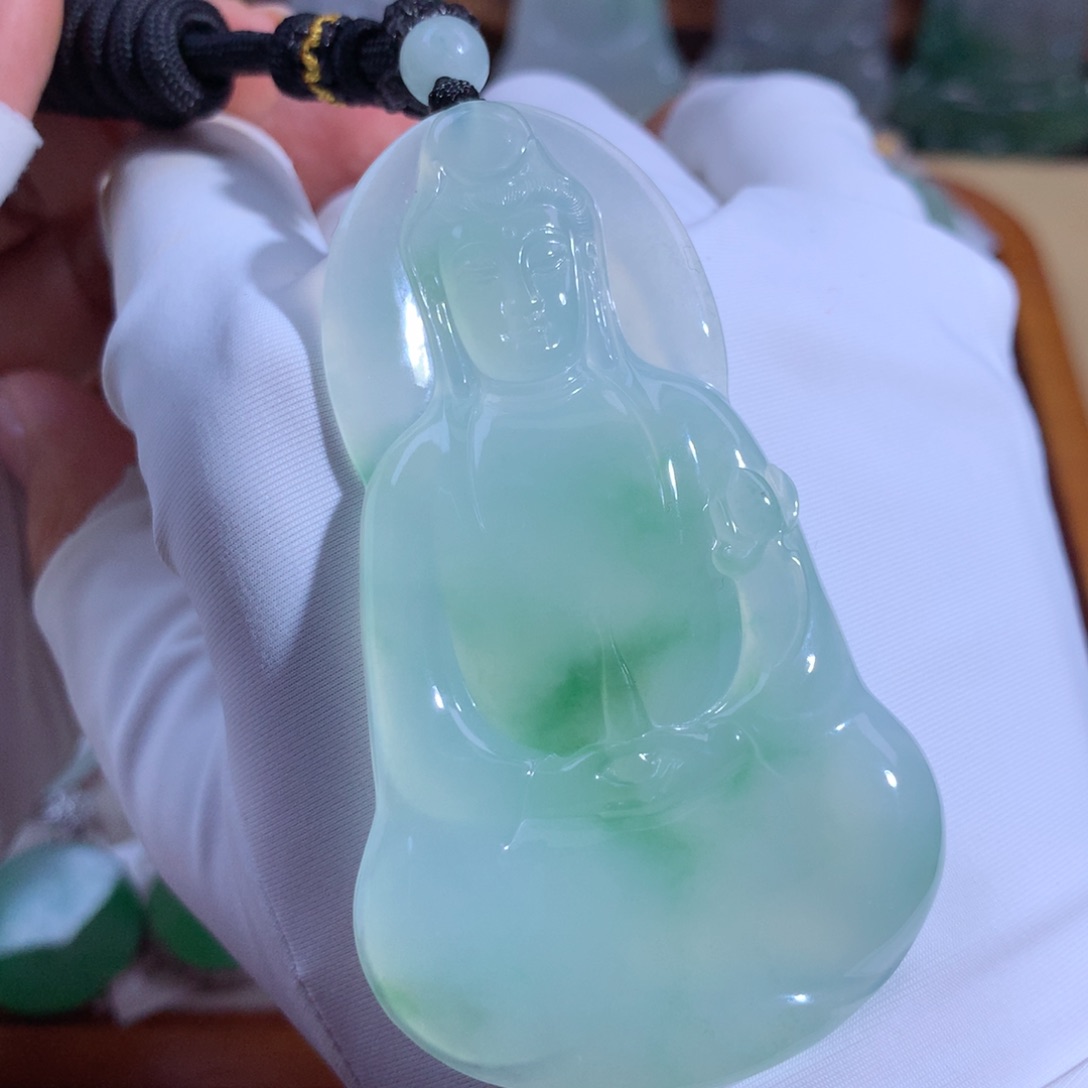 翡翠颈饰未镶嵌素衣观音