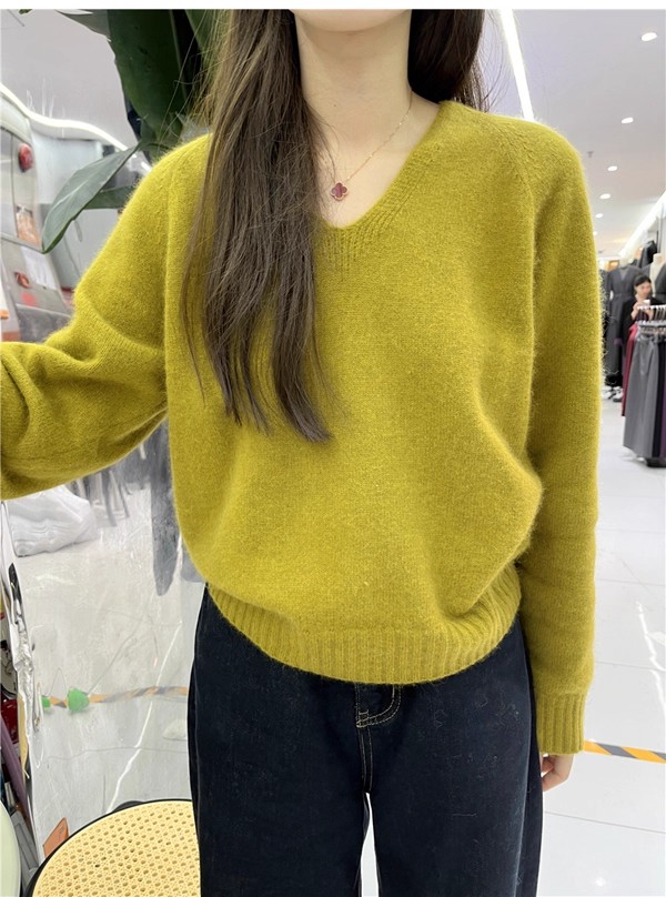 2025韩国东大门blue秋冬v领气质显白绿色浣熊绒羊毛针织衫4377