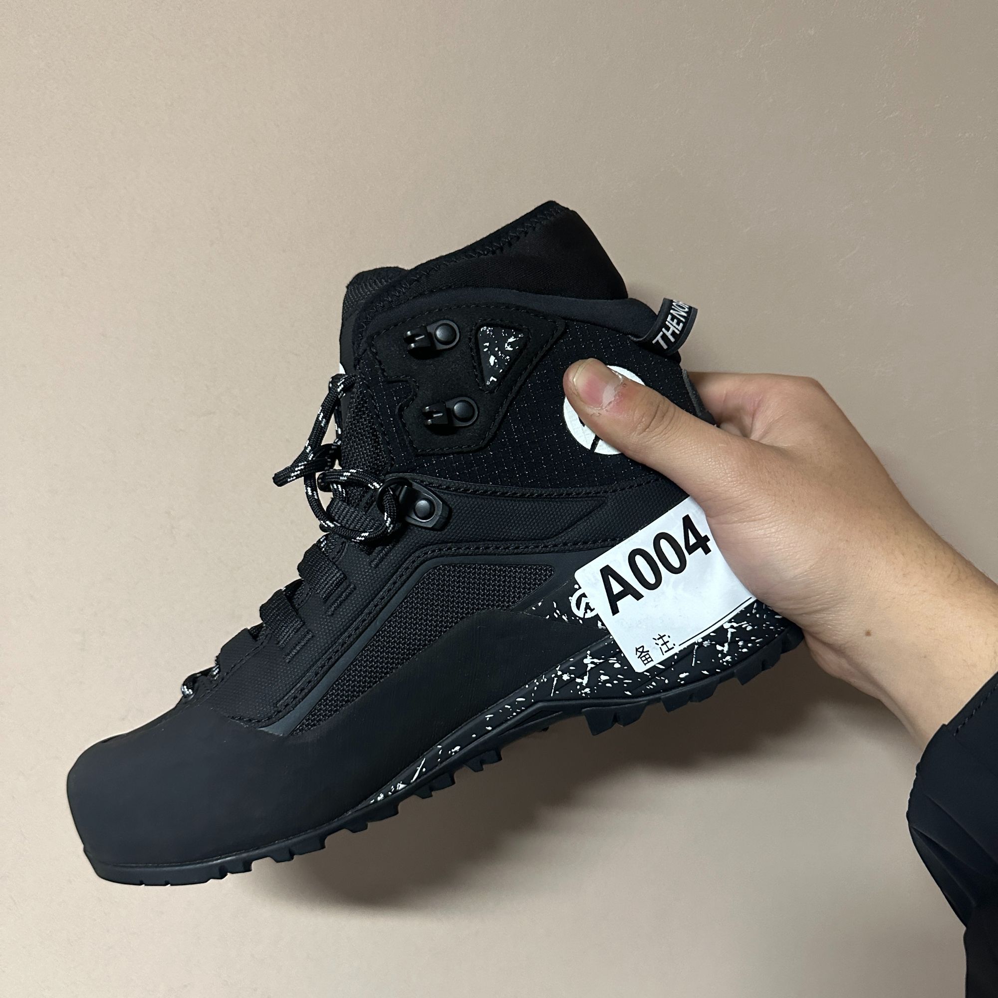 高端男女户外休闲鞋a004