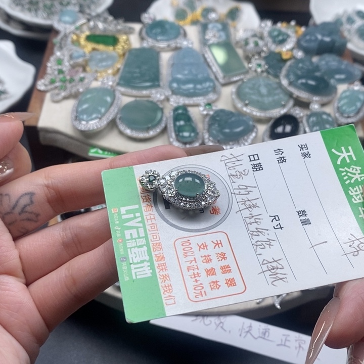 翡翠颈饰未镶嵌翡翠