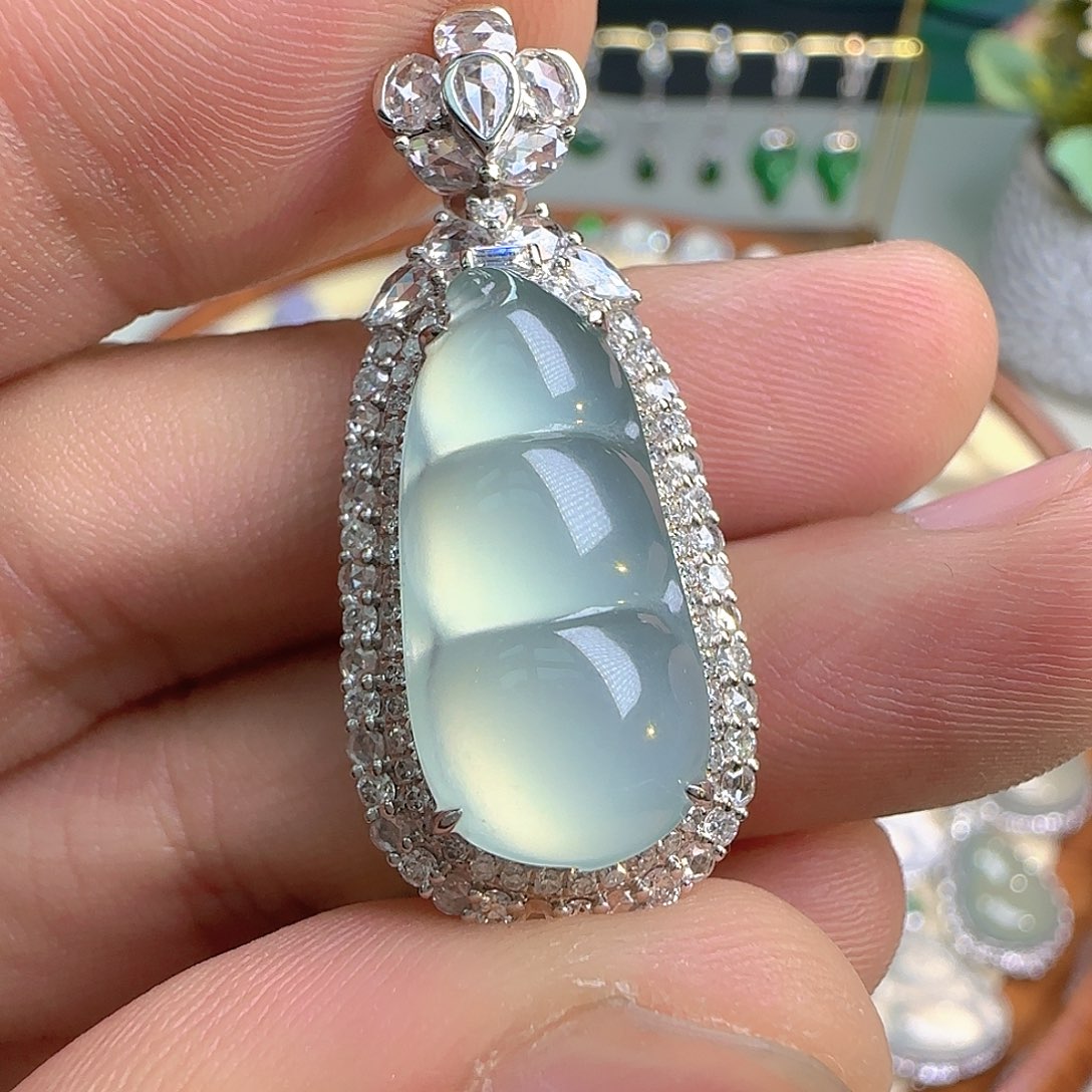 翡翠18K金镶嵌颈饰翡翠18K金镶嵌颈饰