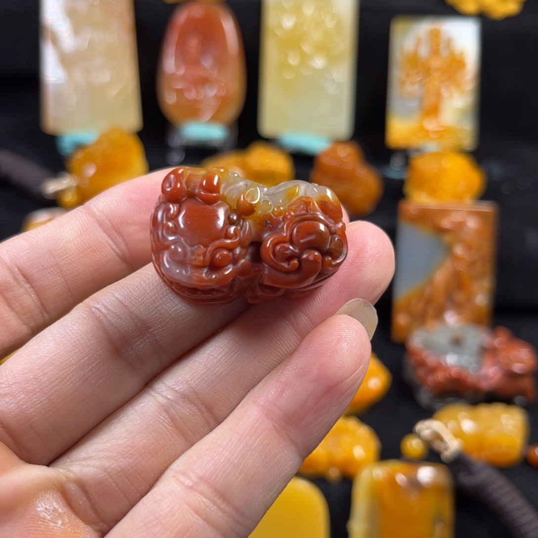 石英质玉（黄龙玉）合金颈饰