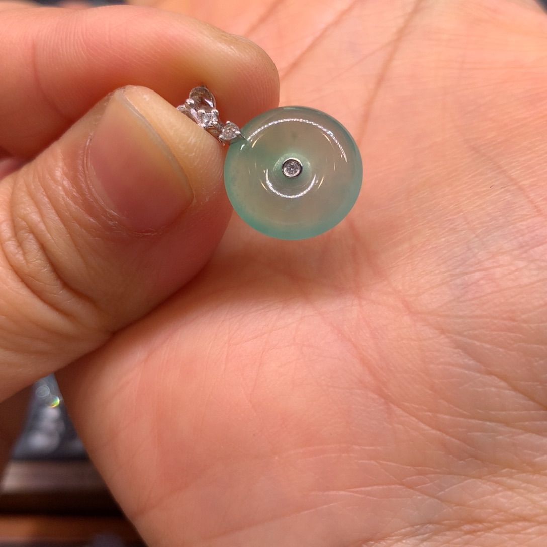 翡翠颈饰18K金镶嵌吊坠