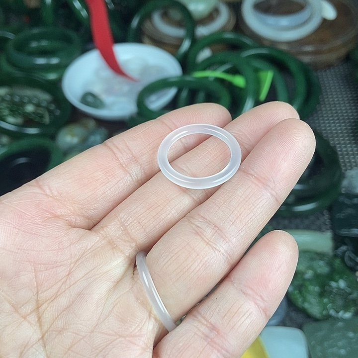 透闪石质玉未镶嵌戒指