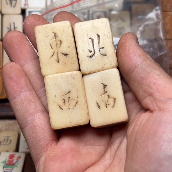 蘇***子实心竹雕刻手把件