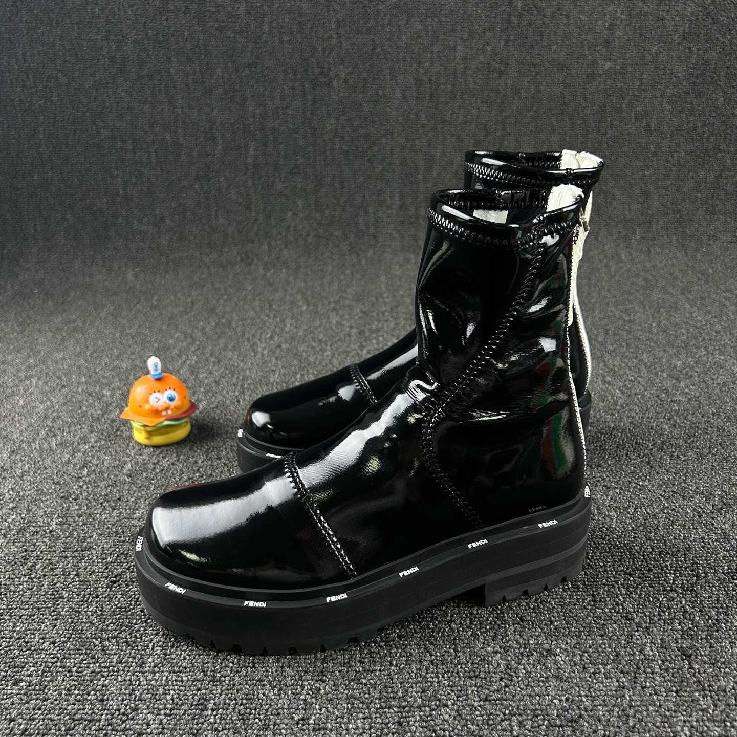95新 FENDI/芬迪 亮面短靴36码HB4576