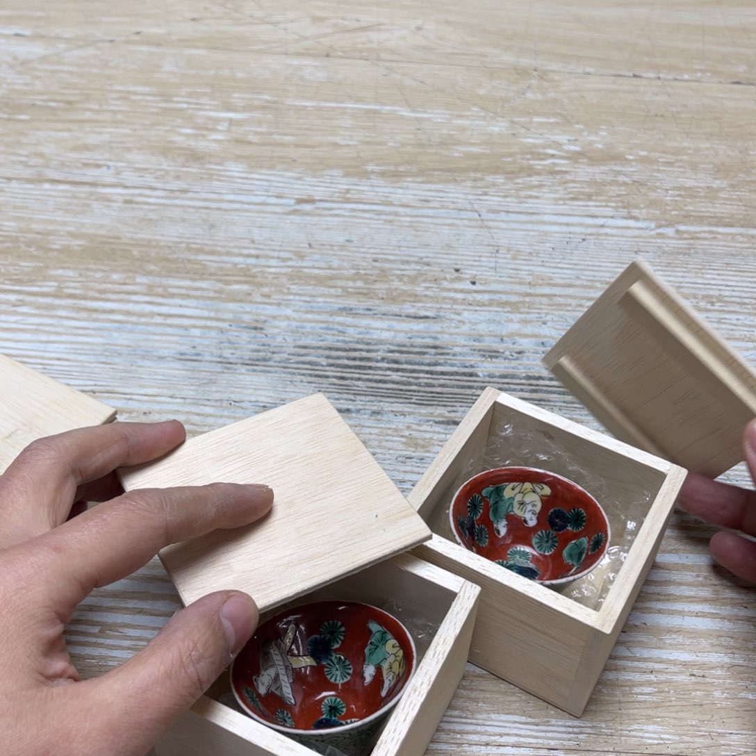 瓷片9**7密密麻麻地排列着一个