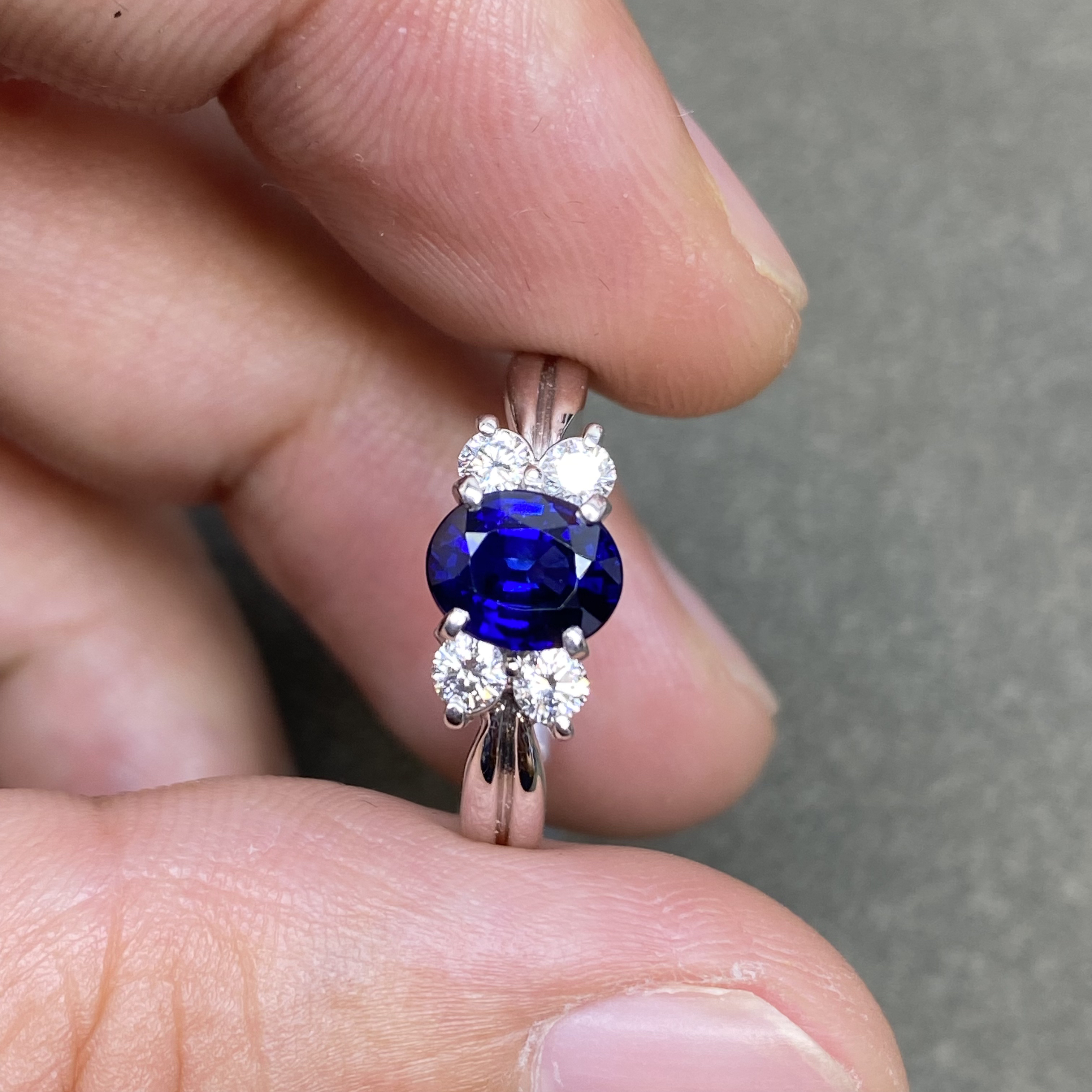 天然皇家蓝蓝宝石PT900真钻戒指总重5.47克主石1.16ct钻石0.24ct