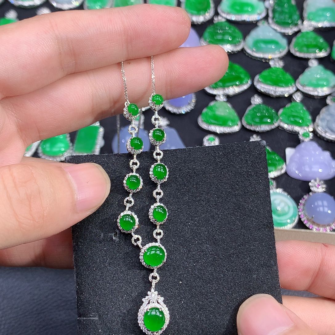 颈饰18K金镶嵌翡翠