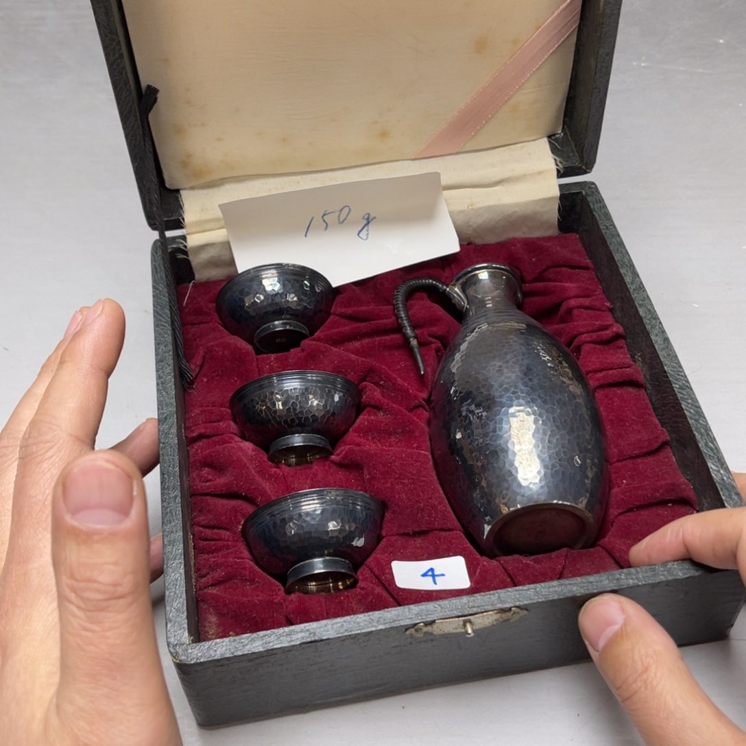 瓷片密密麻麻地排列着一个