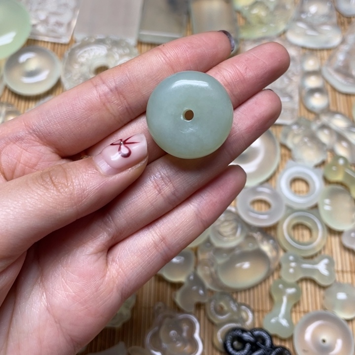 蛇纹石玉颈饰未镶嵌