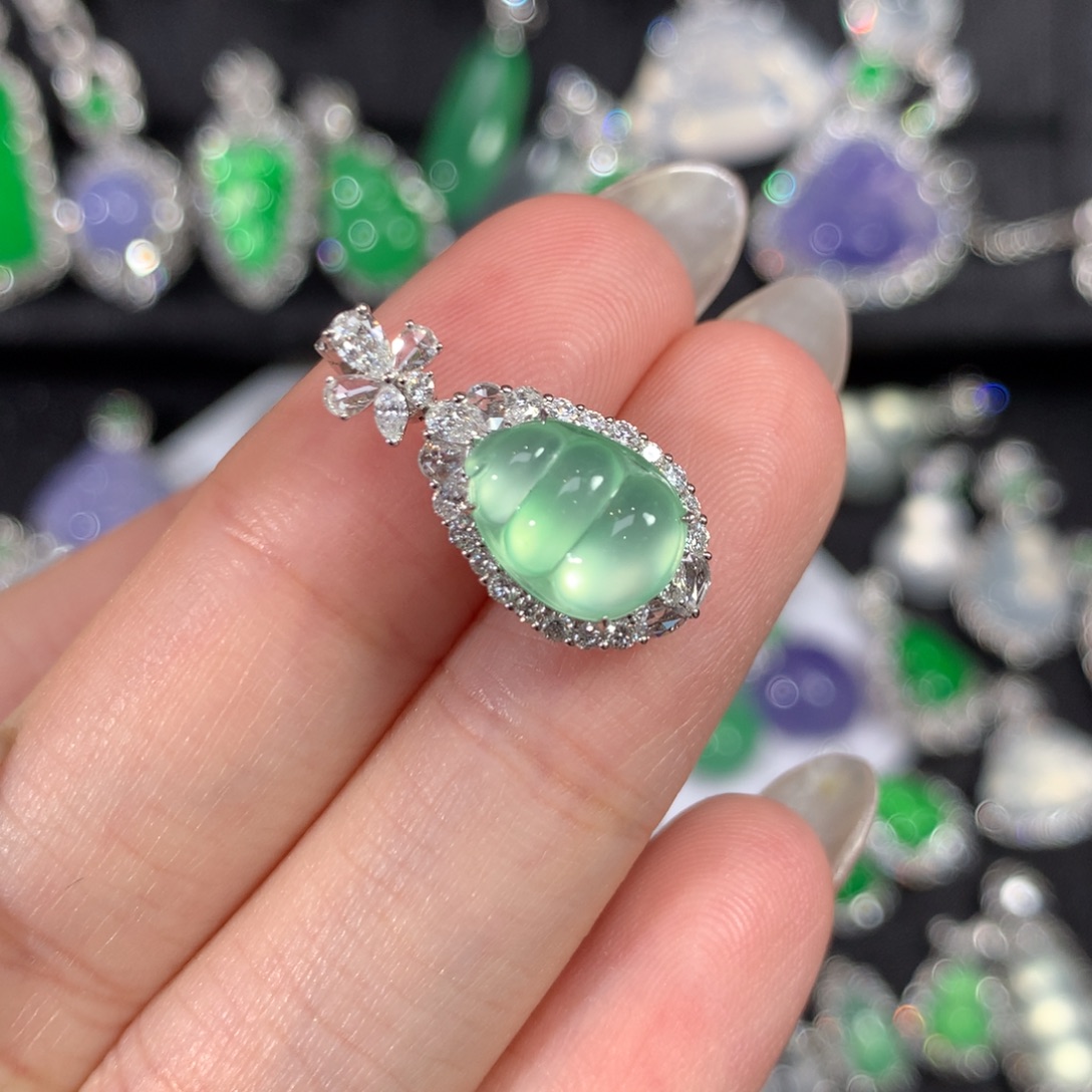 翡翠18K金镶嵌吊坠(赠链)高冰炸光薄荷绿豆子